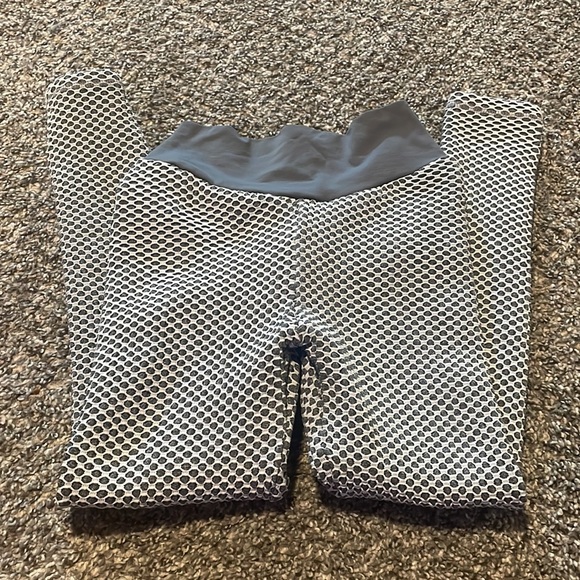 the famous “tiktok” leggings. - Picture 2 of 2